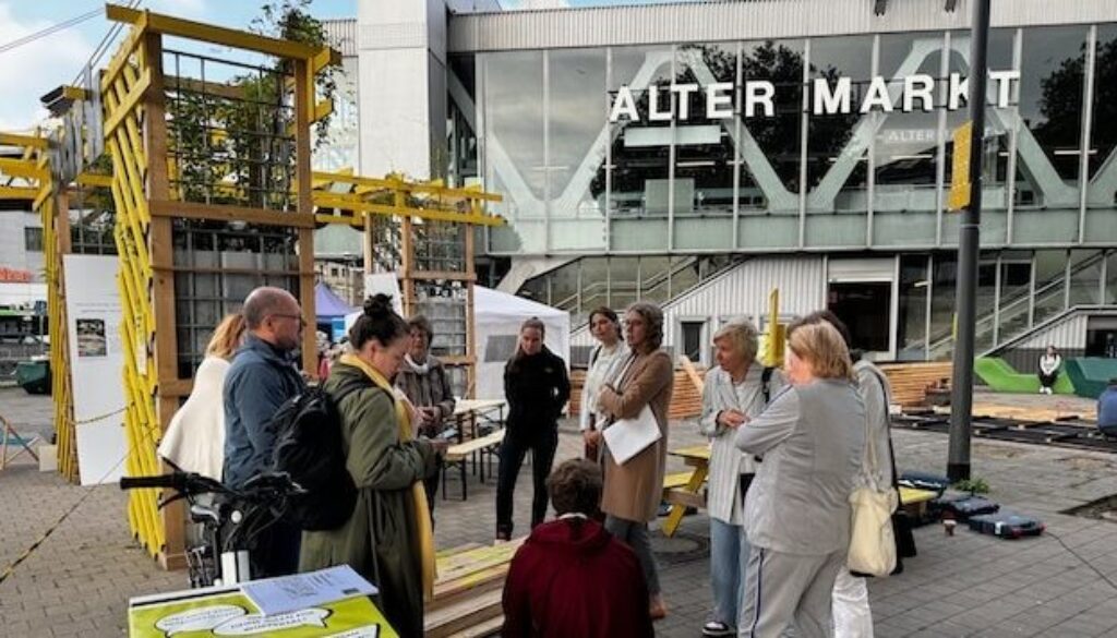 Gruppe von Menschen im PopUp Park vor der Schwebebahnhaltestelle Alter Markt