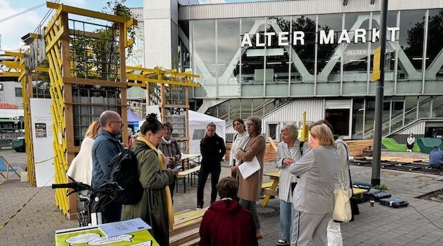 Gruppe von Menschen im PopUp Park vor der Schwebebahnhaltestelle Alter Markt