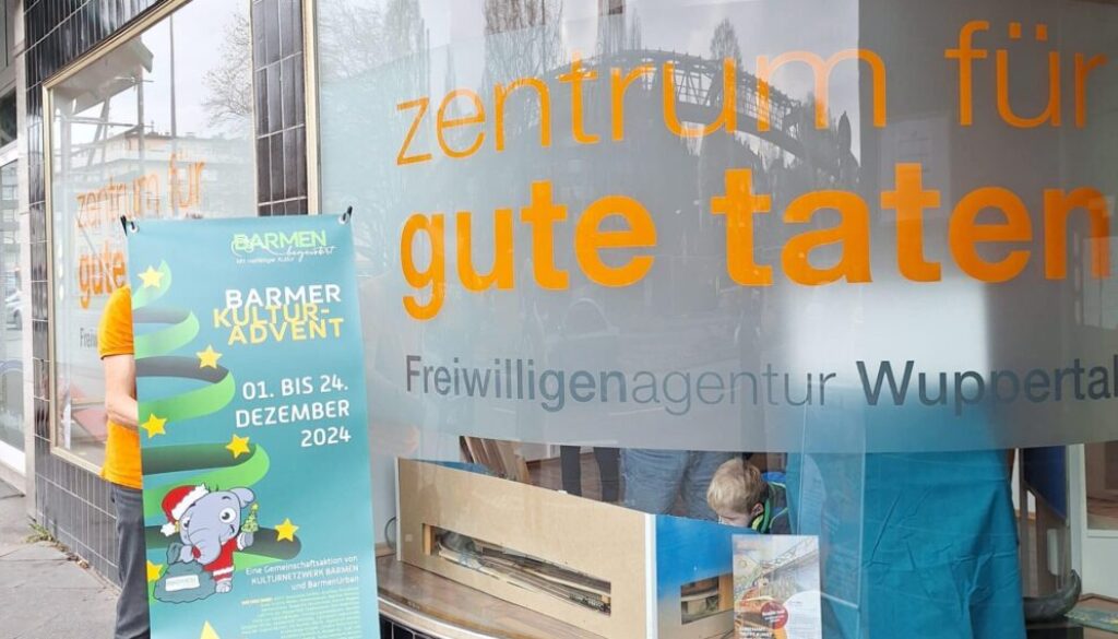 Banner des Barmer Kulturadvents vor dem Eingang des Zentrums für gute Taten