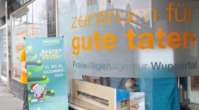 Banner des Barmer Kulturadvents vor dem Eingang des Zentrums für gute Taten